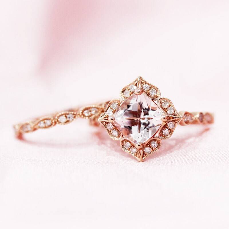 Diamanten Halo Ring 8mm Kissen Geschnitten Morganit Engagement 14K Rose Gold Halbe Ewigkeit Ehering Braut Set Versprechen von WFHomeElements