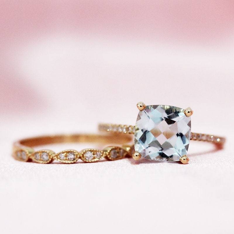 Geburtsstein Kissenschliff Ring 8mm Verlobungsring Natürliche Blaue Aquamarin 14K Gelbgold-Ring Halbe Ewigkeit Diamanten Hochzeit Set von WFHomeElements