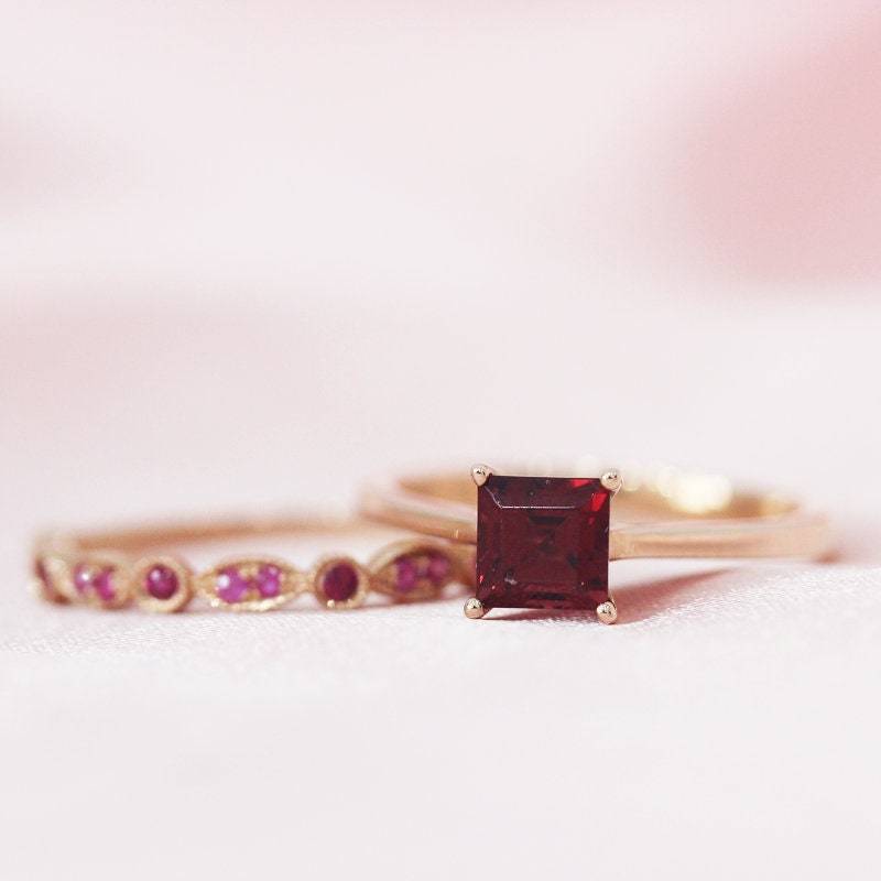 Geburtsstein Ring Set 5mm, Die Prinzessin Schnitt Natur Granat Verlobungsring Halbe Ewigkeit Echten Rubin Hochzeit 14K Rose Gold Braut von WFHomeElements