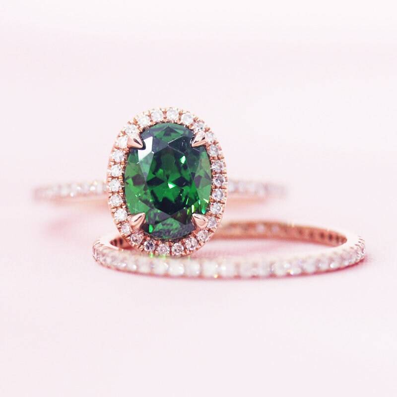 Geburtsstein Ring Set 6x8mm Oval Geschnitten Behandelt Smaragd Grün Edelstein Voller Ewigkeit Diamant Ehering Massiv 14K Rose Gold von WFHomeElements