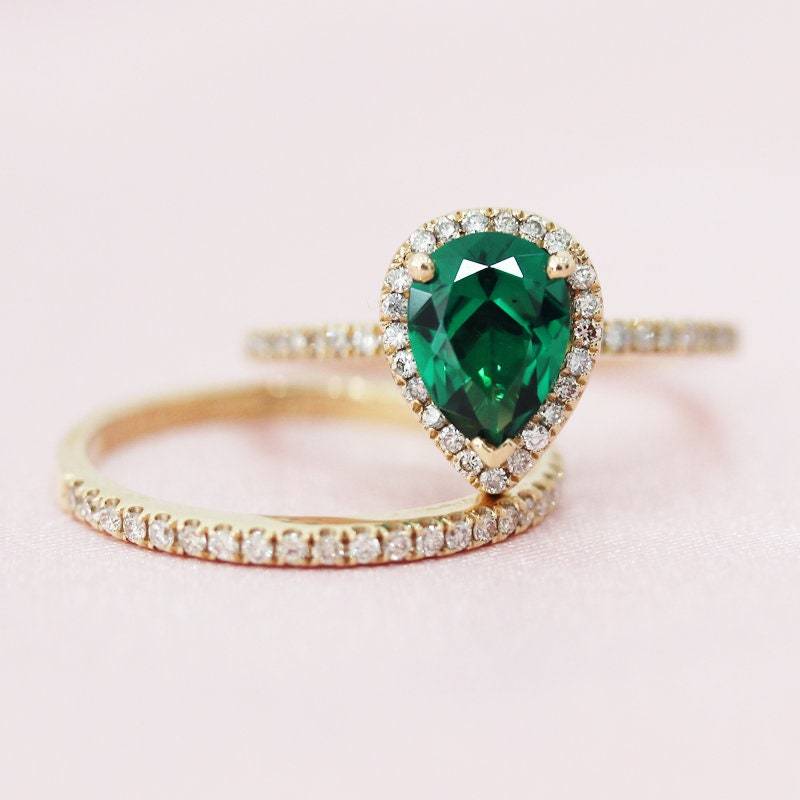 Gelbgold-Ring Set 6x8mm Vintage-Birnen Geschnitten Behandelt Smaragd Ring Halbe Ewigkeit Diamanten Hochzeit Band Halo Braut Jubiläum von WFHomeElements