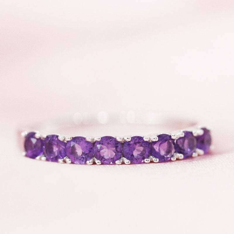 Natürliche Dunkel Lila Amethyst Ehering Halbe Ewigkeit Ring Massiv 14K White Gold Band Jubiläum Geburtstag Geschenk Braut Versprechen von WFHomeElements