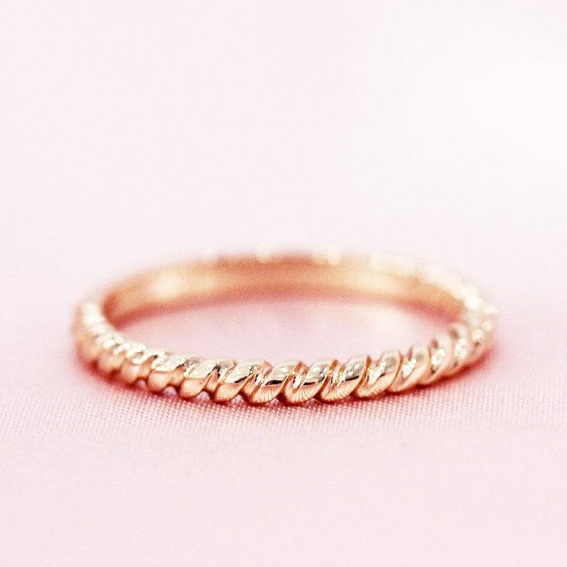 Schlichter Gold Ring 14K Rose Ehering Verdrehen Halbe Ewigkeit Stapelbar Passende Band Versprechen von WFHomeElements
