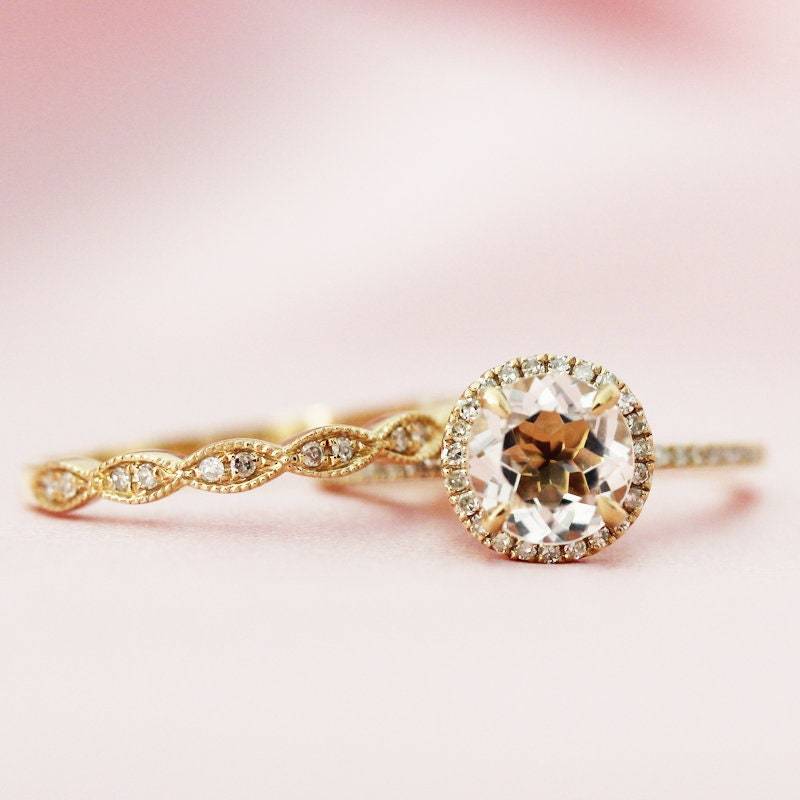 Solide 14K Gelbgold-Ring 7mm Rund Geschnitten Natürlichen Morganit Set Ring Halo Diamanten Halbe Ewigkeit Braut Verlobungsring von WFHomeElements