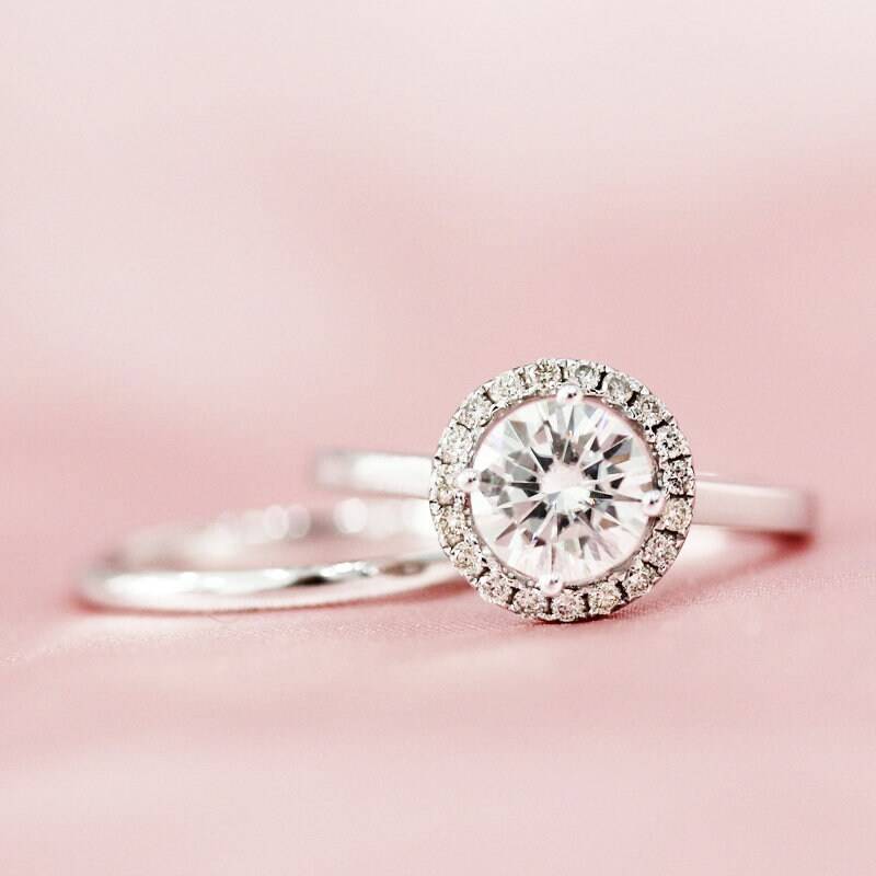 Solide 14K Weißgold Verlobungsring 6, 5 Mm Set Runden Schnitt C & Immer Klassisch Moissanite Ring Diamanten Halo Schlicht Gold von WFHomeElements