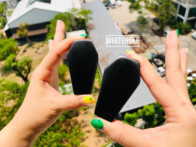 Plugs Coffin - Custom/Plugs Smoke/Plugs Coffin/Halloween von WHITEHOLEDESIGN