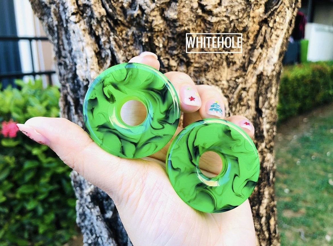 Plugs Donut Tunnel [Reflexives Grün&schwarz]-Plugs Custom/Plugs Smoke/Plugs Resin von WHITEHOLEDESIGN