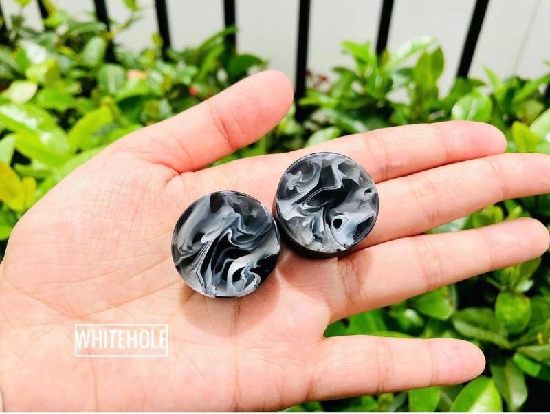 Plugs[Light Black/White Smoke]-Plugs Custom/Plugs Smoke/Plugs Resin von WHITEHOLEDESIGN