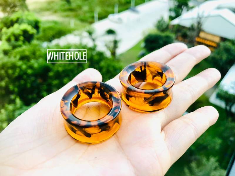 Plugs Tunnel[Hellbraun/Schwarz-Smoke]-Plugs Custom/Plugs Smoke/Plugs Resin von WHITEHOLEDESIGN