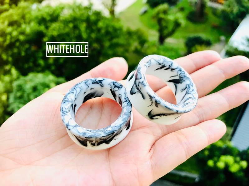 Plugs Tunnel[Weiß/Smoke Schwarz-Matt]-Plugs Custom/Plugs Smoke/Plugs Resin von WHITEHOLEDESIGN