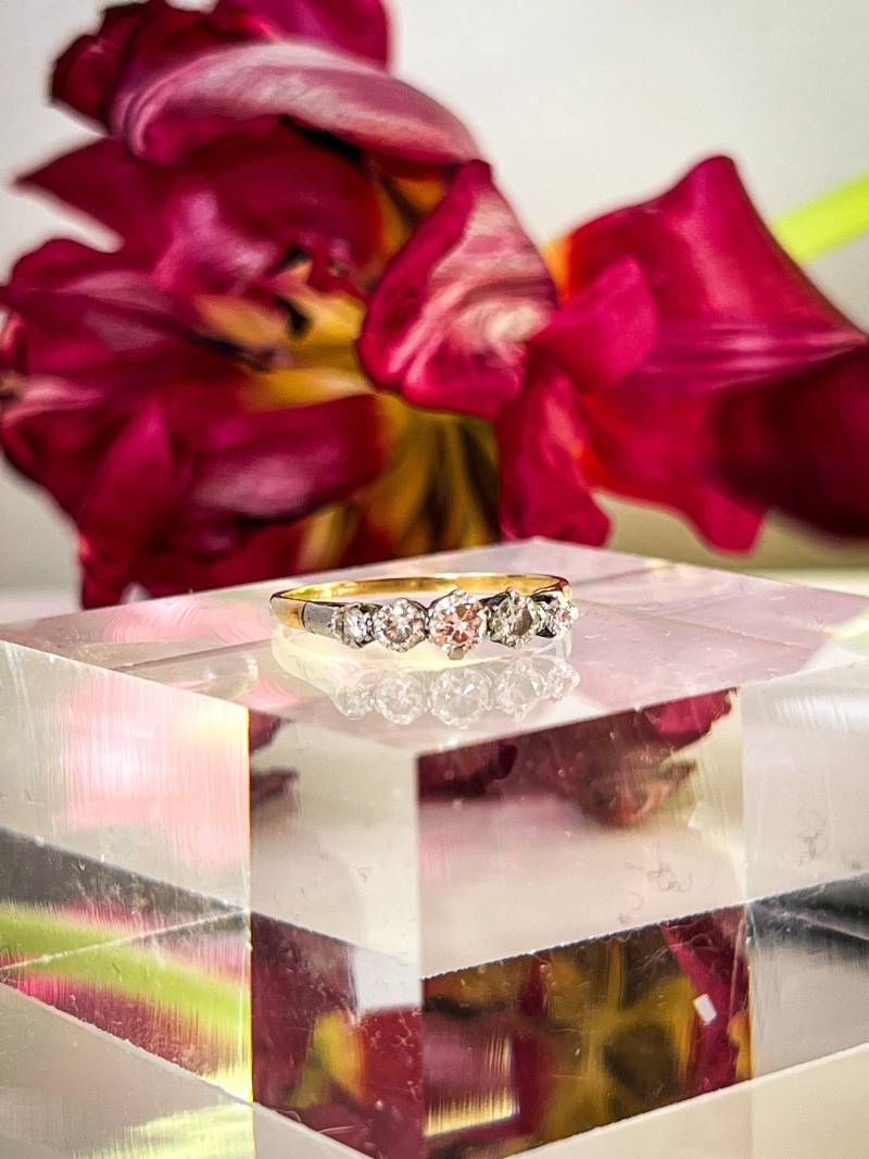 Atemberaubender Vintage Diamant Fünf Stein Ring in 9 Karat Gold Größe R Verlobung Statement Stapel 9K von WHJohnstonandCo