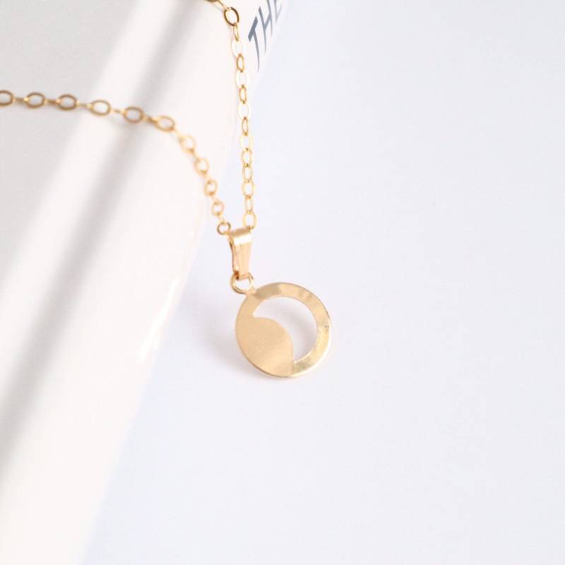 Zarte Mond Kette | Zierliche Plättchenkette Mit Halbmond Astrologie Halskette Vergoldet Geschenk Für Frauen von WILDBIRDSJewelry