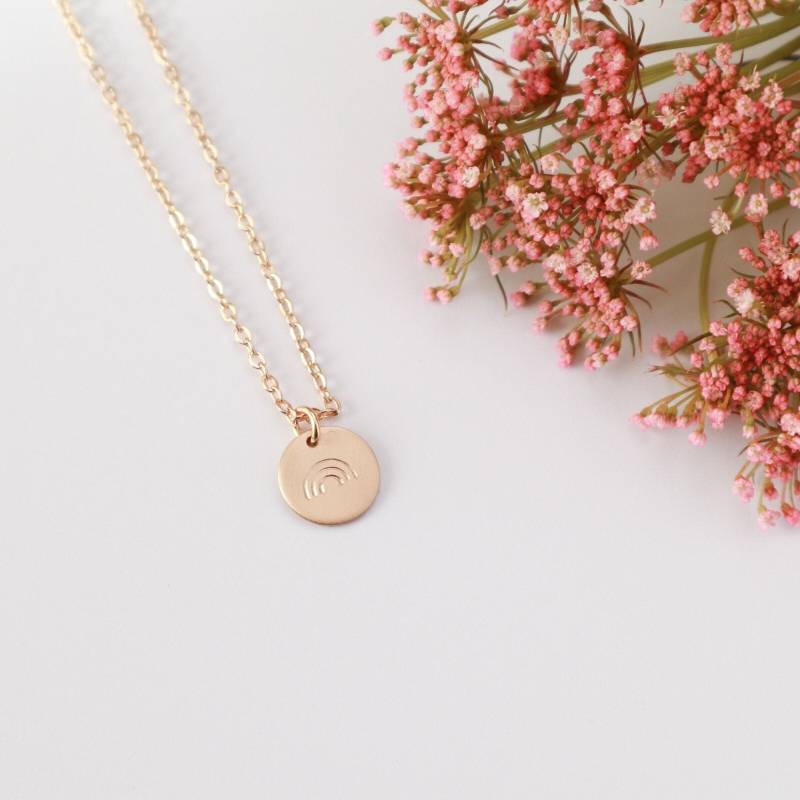Zierliche Regenbogen Plättchenkette Hand Gestempelt | 14K Gold Filled Geschenk Tochter Mama Wildbirdsjewelry von WILDBIRDSJewelry
