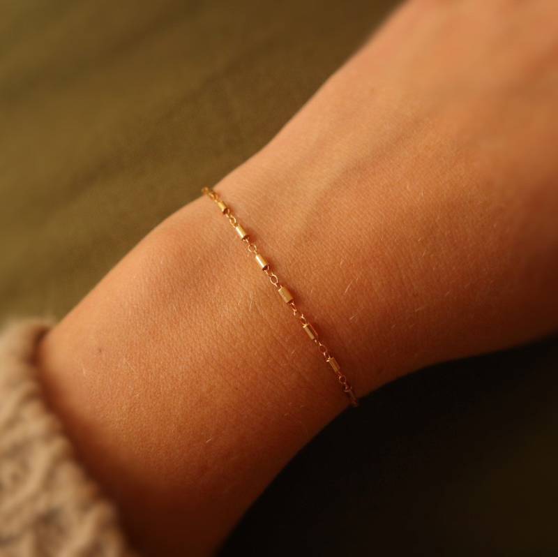 Zierliches Gold Armband, Minimal Dünnes Bar 14K Filled, Geschenk von WILDBIRDSJewelry