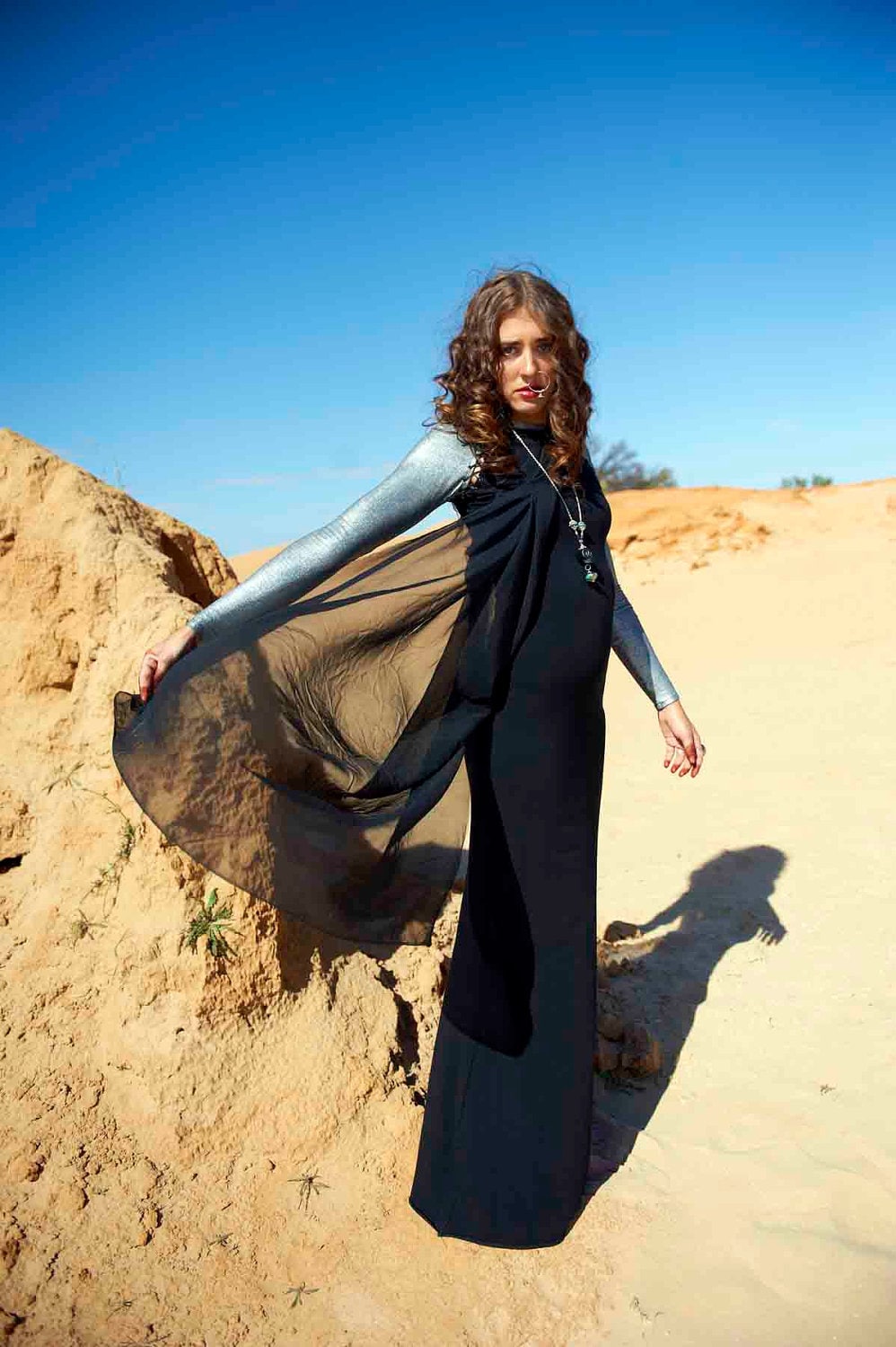 Schwarz & Silber Raglan Ärmel Slinky Maxi Kleid Mit Leder Und Öse Geschnürte Ärmel, 100 % Seide Chiffon Umhang Schwarz & Silber Raglan Ärmel Slinky Maxi Kleid Mit Leder Und Öse Geschnürte Ärmel, 100 % Seide Chiffon Umhang von WILDFLOWERstyle