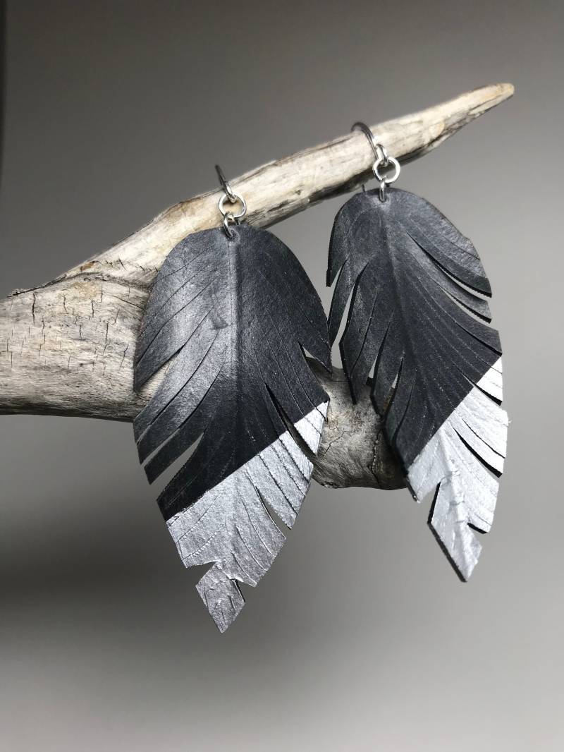 Silberne Dipped Feather Schlauch Ohrringe Silberne Dipped Feather Schlauch Ohrringe von WILDWONDERjeweler