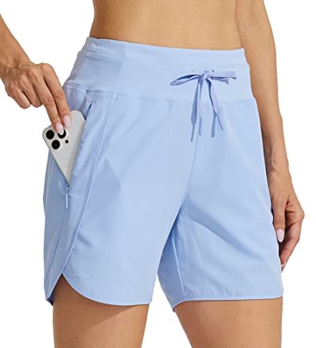 WILLIT Damen 5" Athletische Laufshorts Lange Workout Wandershorts Running Jogging Laufhose Schnelltrockene High Waisted Aktivshorts Reißverschlusstasche Hellblau XS von WILLIT