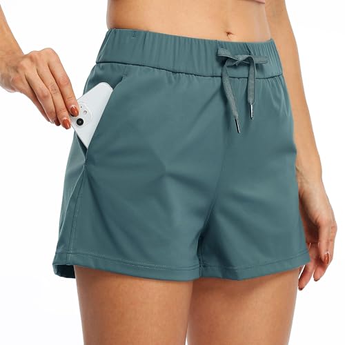 WILLIT Damen Shorts Sporthose Kurz Laufhose Sommer Shorts Leichte Wanderhose Schnelltrocknend Kurze Hose Fitness Sport Yoga Lounge Laufen mit Taschen 2.5" Grüner See XL von WILLIT