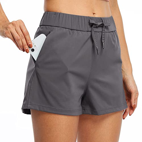 WILLIT Damen Shorts Yoga Lounge Shorts Wandern Aktiv Laufen Shorts Comfy Casual Shorts mit Taschen 2.5" Dunkelgrau 2XL von WILLIT