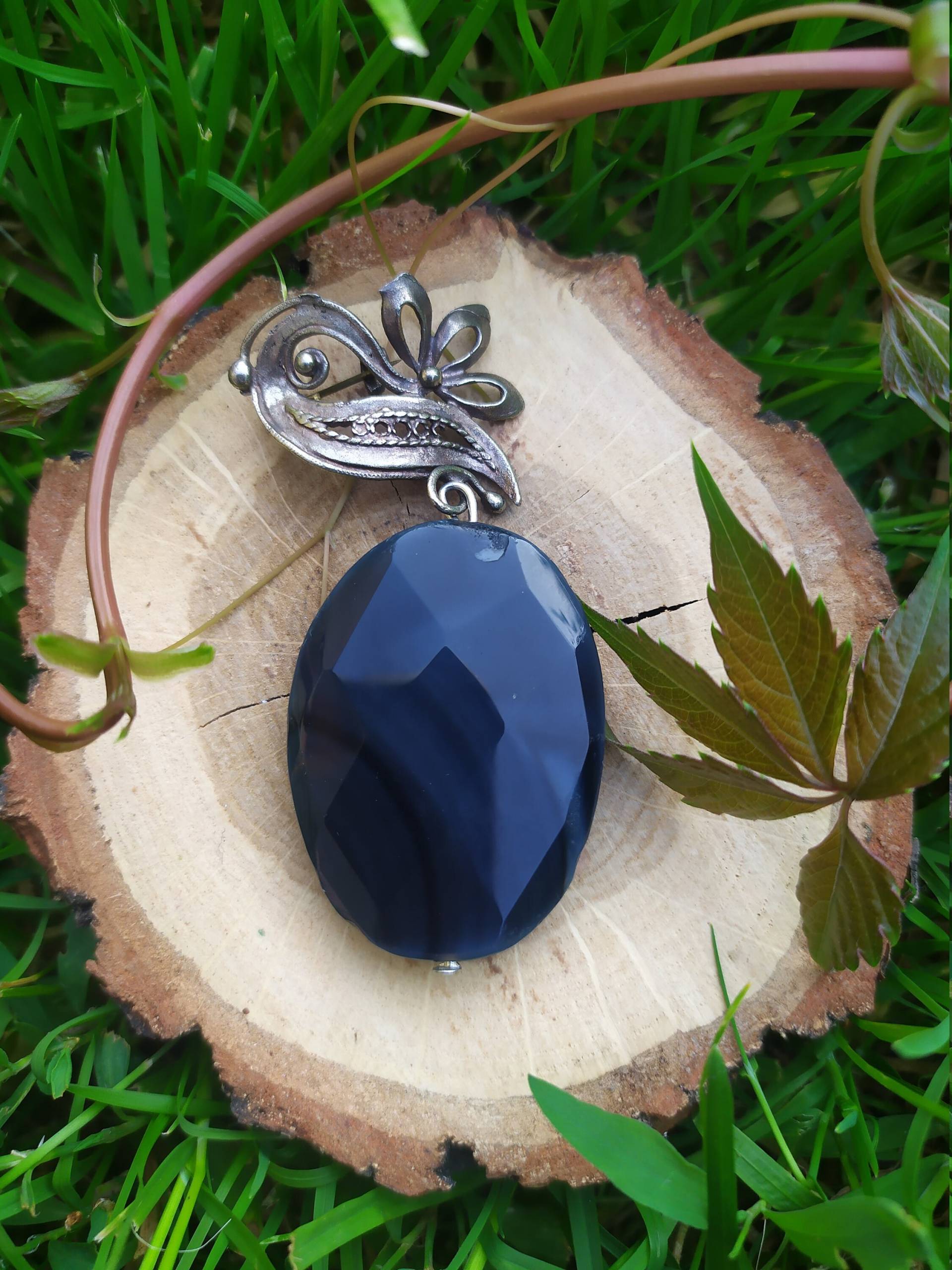 Brosche Aus Der Sowjetzeit Mit Schwarzem Onyx. Vintage 80Er Jahre Brosche Aus Der Sowjetzeit Mit Schwarzem Onyx. Vintage 80Er Jahre von WISEOWLGALA