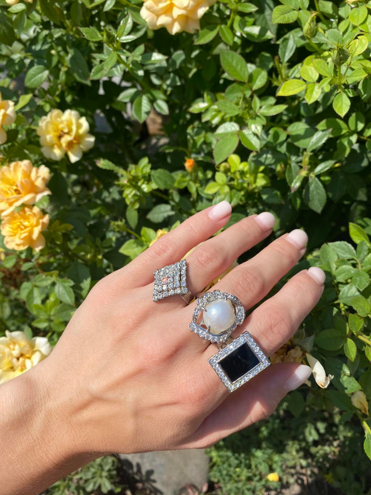 Lot Von Drei Ringen Mit Verschiedenen Steinen in Schwarz Und Weiß. Cocktailringe Lot Von Drei Ringen Mit Verschiedenen Steinen in Schwarz Und Weiß. Cocktailringe von WISEOWLGALA