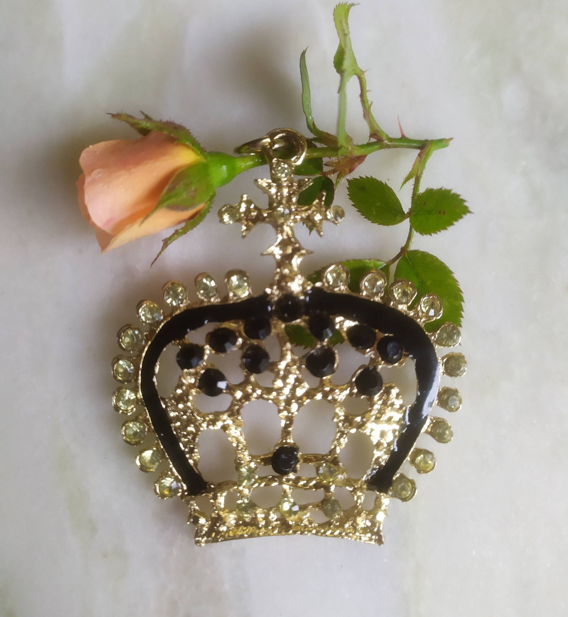 Vintage Anhänger in Form Einer Krone. Kronenmedaillon Aus Gelbem Metall Mit Strasssteinen. Anhänger. Bijouterie Der Udssr Vintage Anhänger in Form Einer Krone. Kronenmedaillon Aus Gelbem Metall Mit Strasssteinen. Anhänger. Bijouterie Der Udssr von WISEOWLGALA