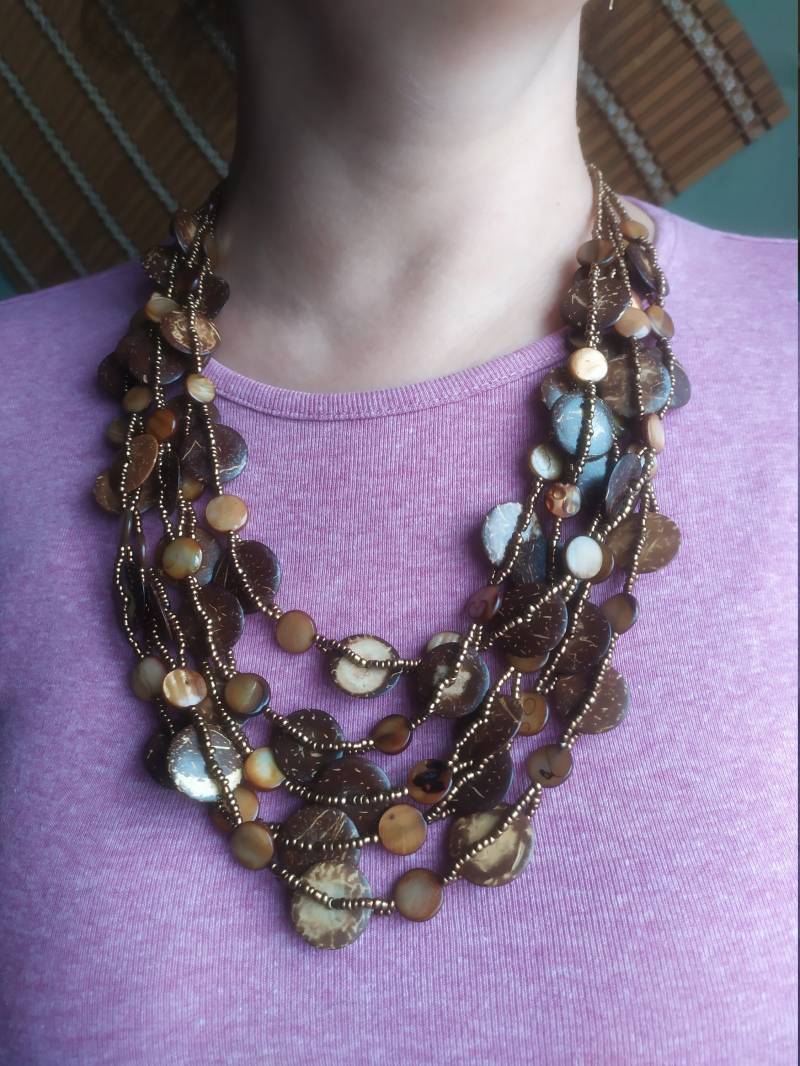 Vintage Braune Halskette Aus Scheiben Und Perlen. Mit Fünf Anhängern. Alter Schmuck Den 80Er Jahren von WISEOWLGALA