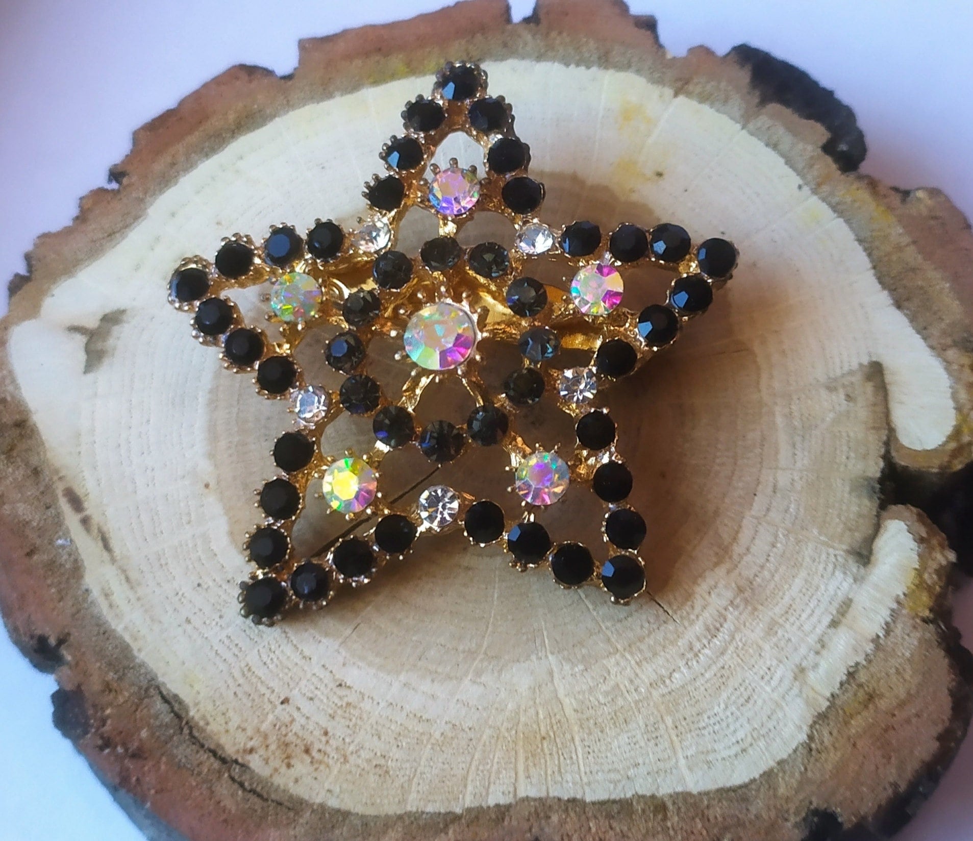 Vintage Brosche in Form Eines Sterns. Stern Mit Schwarzen Steinen. Sammlerstück Dekoration. Ein Wunderbares Geschenk Für Einen Lieben Menschen Vintage Brosche in Form Eines Sterns. Stern Mit Schwarzen Steinen. Sammlerstück Dekoration. Ein Wunderbares Geschenk Für Einen Lieben Menschen von WISEOWLGALA