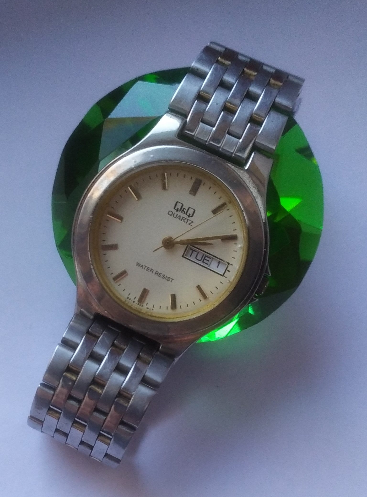 Vintage Herrenuhr Q&q. Herren Quarz Armbanduhr in Silberfarben Mit Einem Metallarmband Vintage Herrenuhr Q&q. Herren Quarz Armbanduhr in Silberfarben Mit Einem Metallarmband von WISEOWLGALA