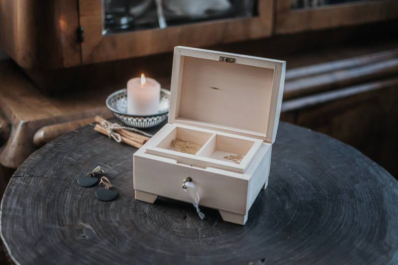 Rohe Andenkenbox Aus Holz Mit Zwei Fächern von WITHwoodenLOVE