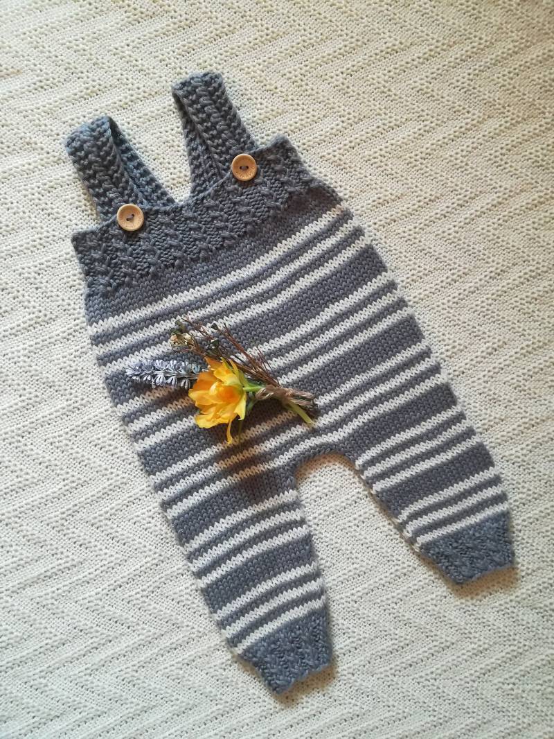 Handgestrickter Strampler Aus Merinowolle Gestreifte Latzhose, Fotorequisite von WLoveCreated