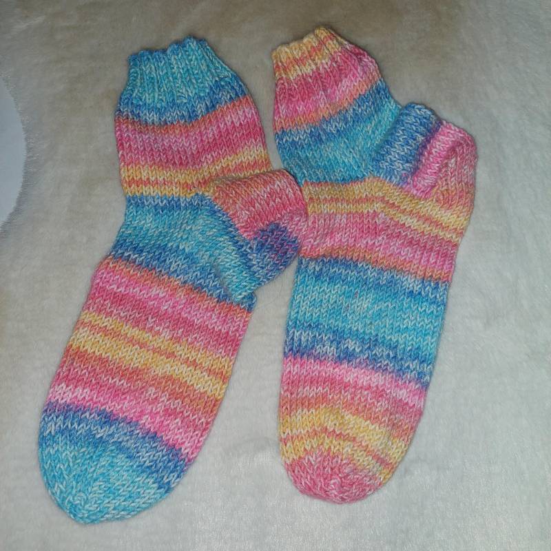 Socken Für Damen Handgestrickt, Blau, Rosa & Gelb Gestreift, Größe 38/39 von WOLLlustAccesoires