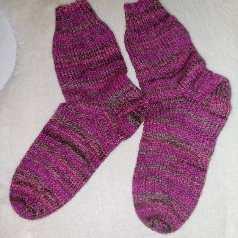 Socken Für Damen Handgestrickt, Lila & Braun Gestreift, Größe 40/41 von WOLLlustAccesoires
