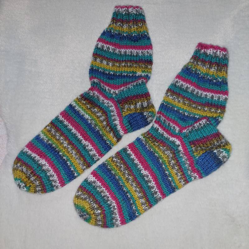Socken Handgestrickt, Bunt Gestreift, Unisex, Größe 42/43 von WOLLlustAccesoires