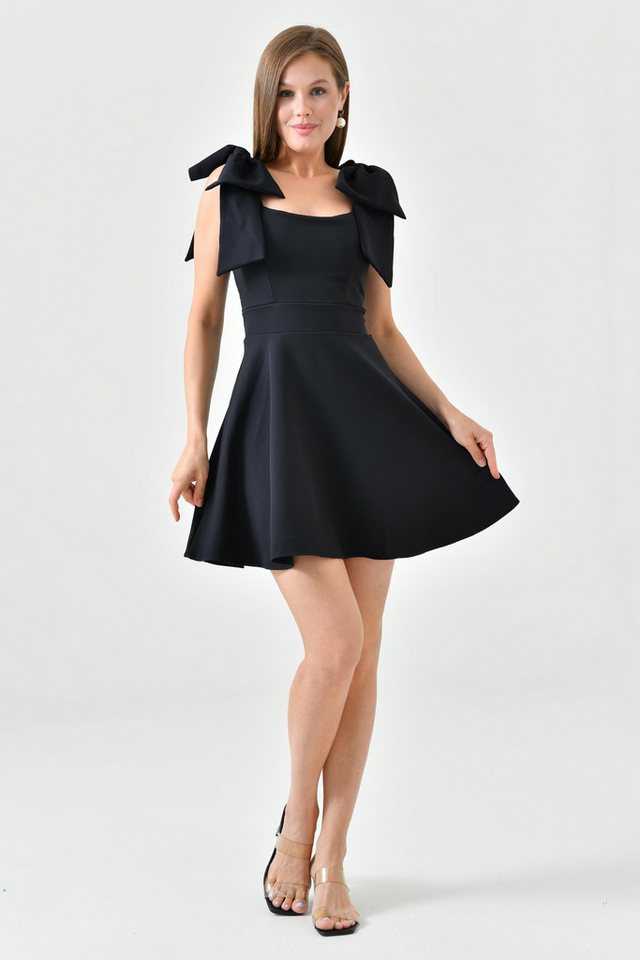 WOMAN VISION Minikleid Schwarzes Kreppstoff Trägerloses Neckholder-Detail Passform und Flare von WOMAN VISION