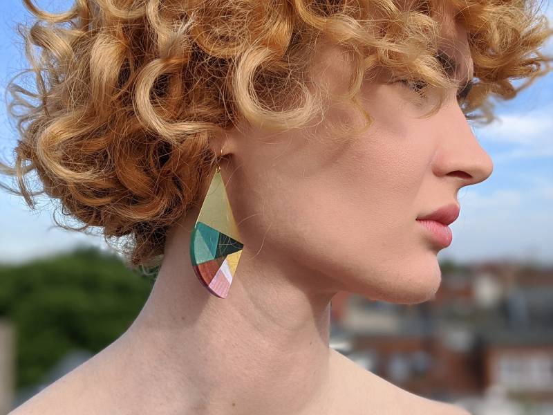 Grüne Und Rote Boho Ohrringe, Holz Messing, Baumeln Statement Minimal Schmuck, Handgemachte Natur Einzigartig Handbemalt von WOODLANDARTBERLIN