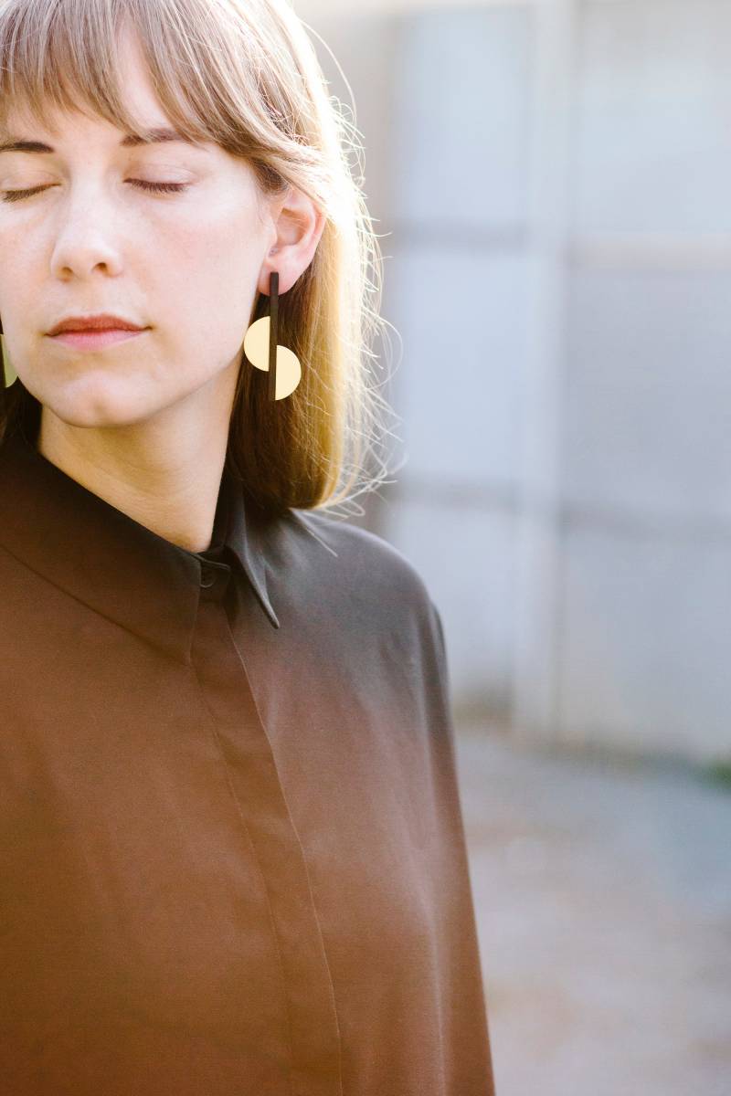 Minimal Schwarz Holz Und Messing Ohrstecker Halbkreis Natürliche Aber Moderne Ohrringe, Mooreiche Geschenk Für Künstler von WOODLANDARTBERLIN