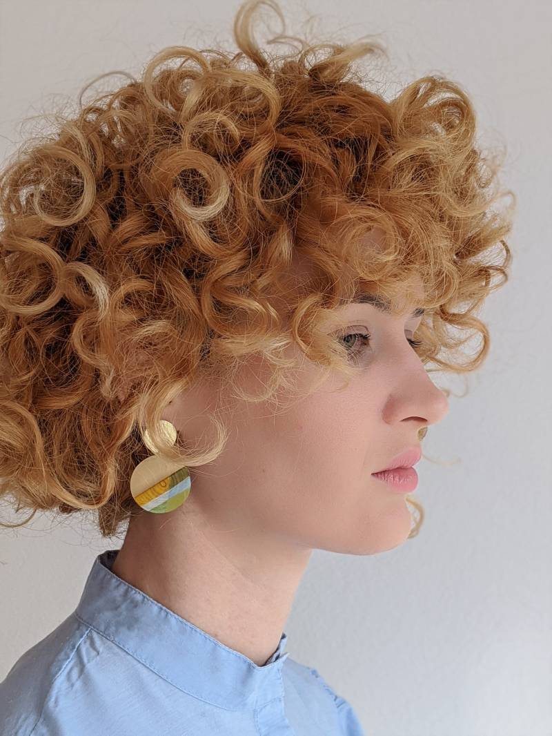 Minimal Statement Künstler Schmuck Aus Naturmaterial, Kreis Holz Und Messing Eco Ohrringe in Grün, Blau Gelb von WOODLANDARTBERLIN