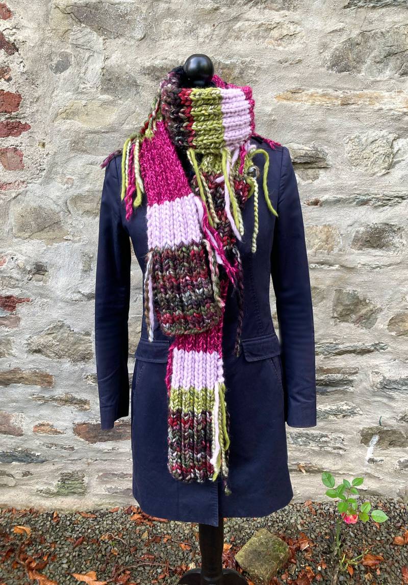 Boho Strickschal „Wild Berry" Im Brombeer-Pink-Green Farbmix. Mit Coolen Fransen, Handgestrickt von WOOLBLOOMY