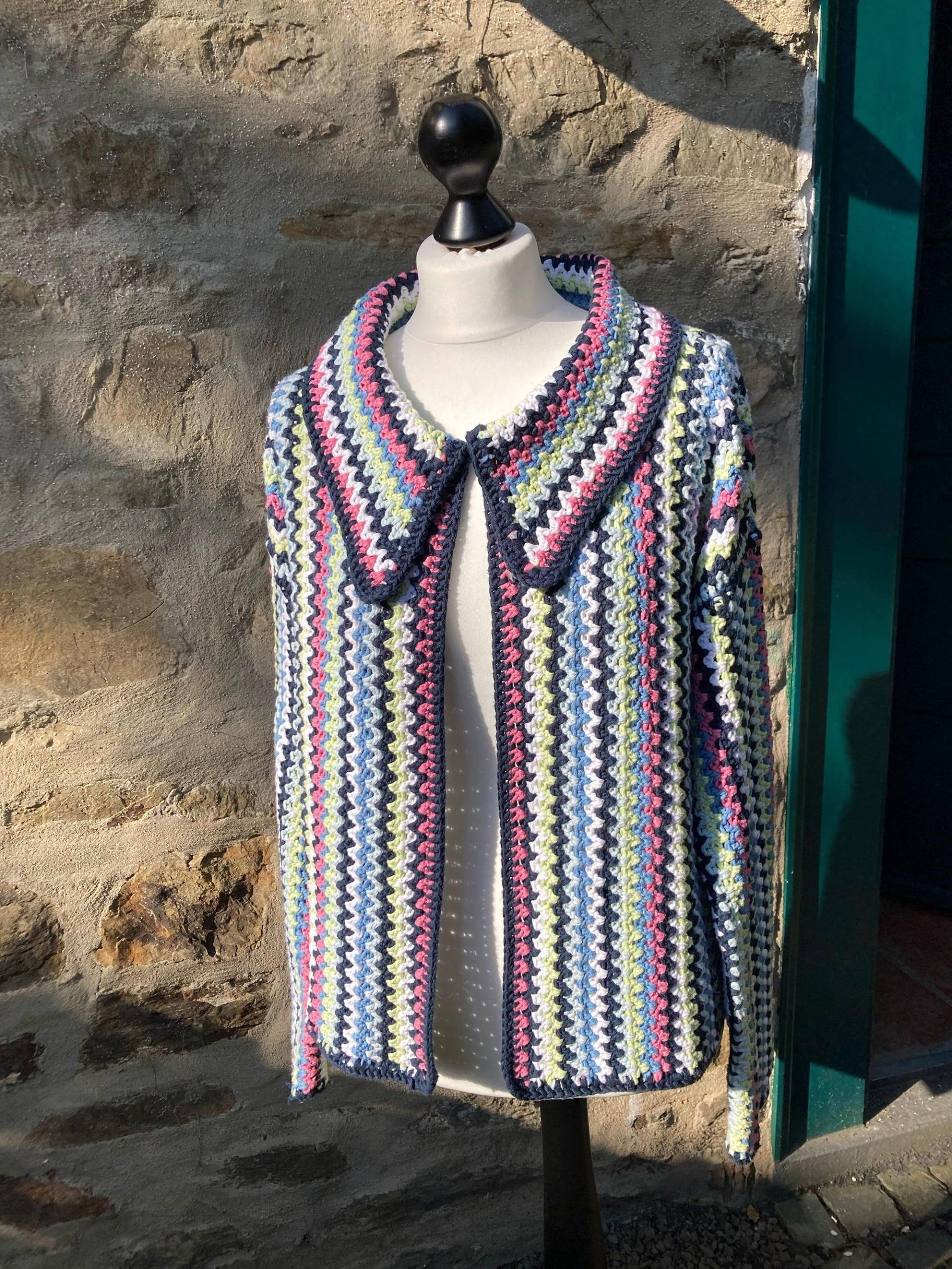 Charming Cardigan in Wunderschönen Eiscreme-Farbmix. Toller Ethno-style Gehäkelt Im Zickzackmuster Aus 100% Bio-Baumwolle. Größe 38 - 42 Charming Cardigan in Wunderschönen Eiscreme-Farbmix. Toller Ethno-style Gehäkelt Im Zickzackmuster Aus 100% Bio-Baumwolle. Größe 38 - 42 von WOOLBLOOMY