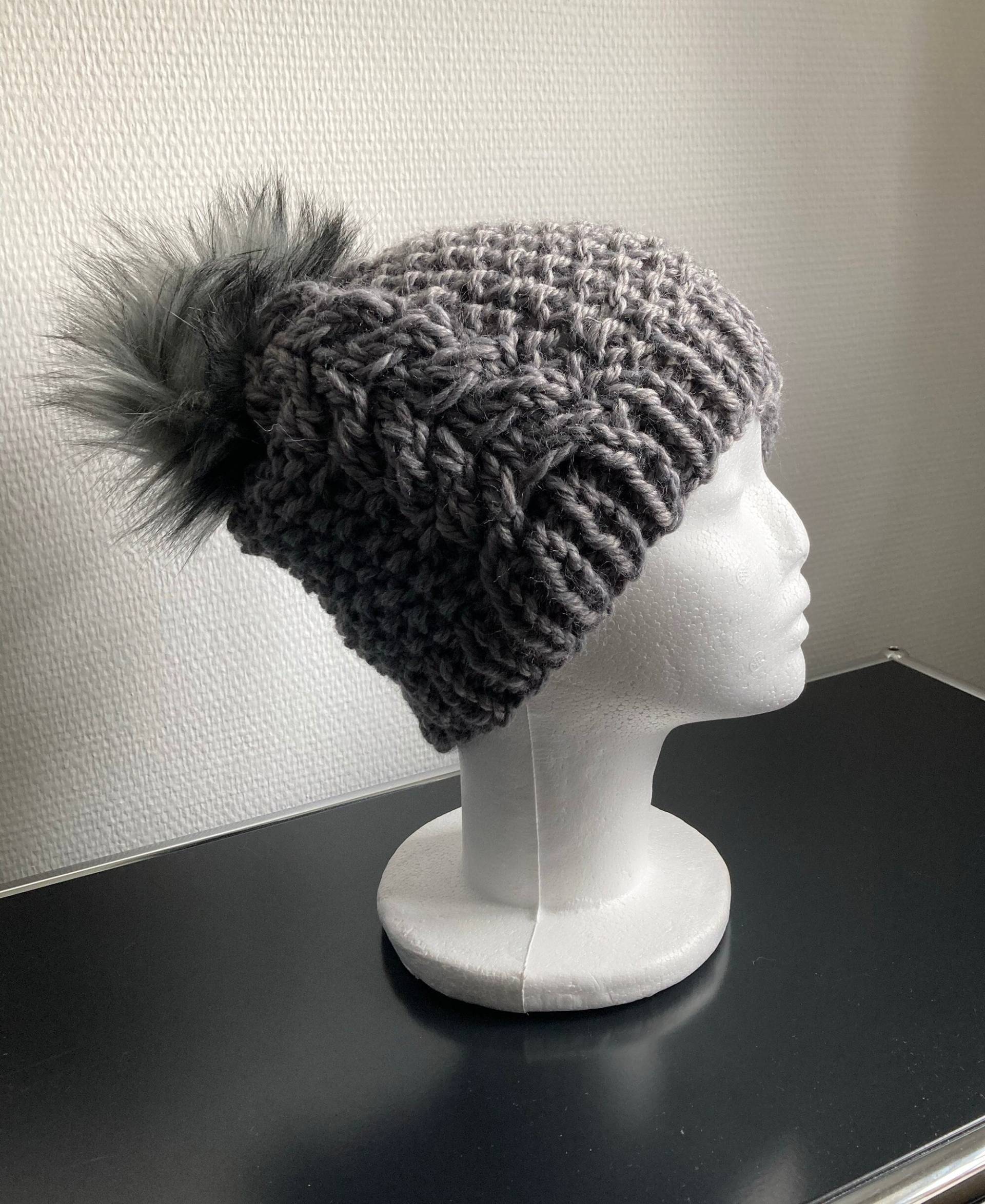 Elegante Strickmütze „Grey" Mit Plüsch-Bommel. Handgestrickt Zopfmuster in Edlem Grau-Anthrazit. Einheitsgröße | 56 - 59 cm Elegante Strickmütze „Grey" Mit Plüsch-Bommel. Handgestrickt Zopfmuster in Edlem Grau-Anthrazit. Einheitsgröße | 56 - 59 cm von WOOLBLOOMY