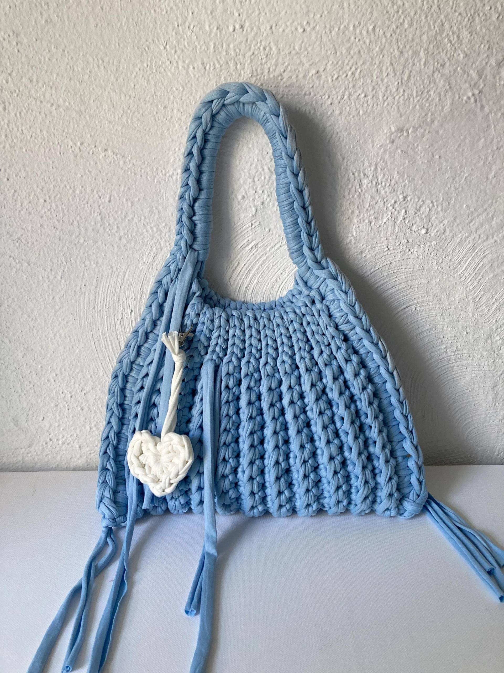 Häkeltasche „Blue Shell". Trage - Und Umhängetasche, Gehäkelt in Frühlingshaftem Hellblau. Mit Weißem Herz Anhänger On Top von WOOLBLOOMY