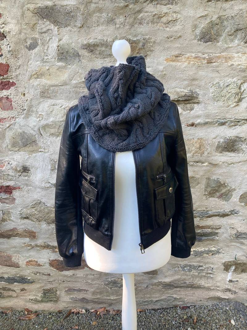 Loop „Kaschmirin Anthrazit" in Feinem Zopfmuster Aus Hochwertigem Kaschmir-Wollmix Handgestrickt. Extravaganz Schönster Form von WOOLBLOOMY