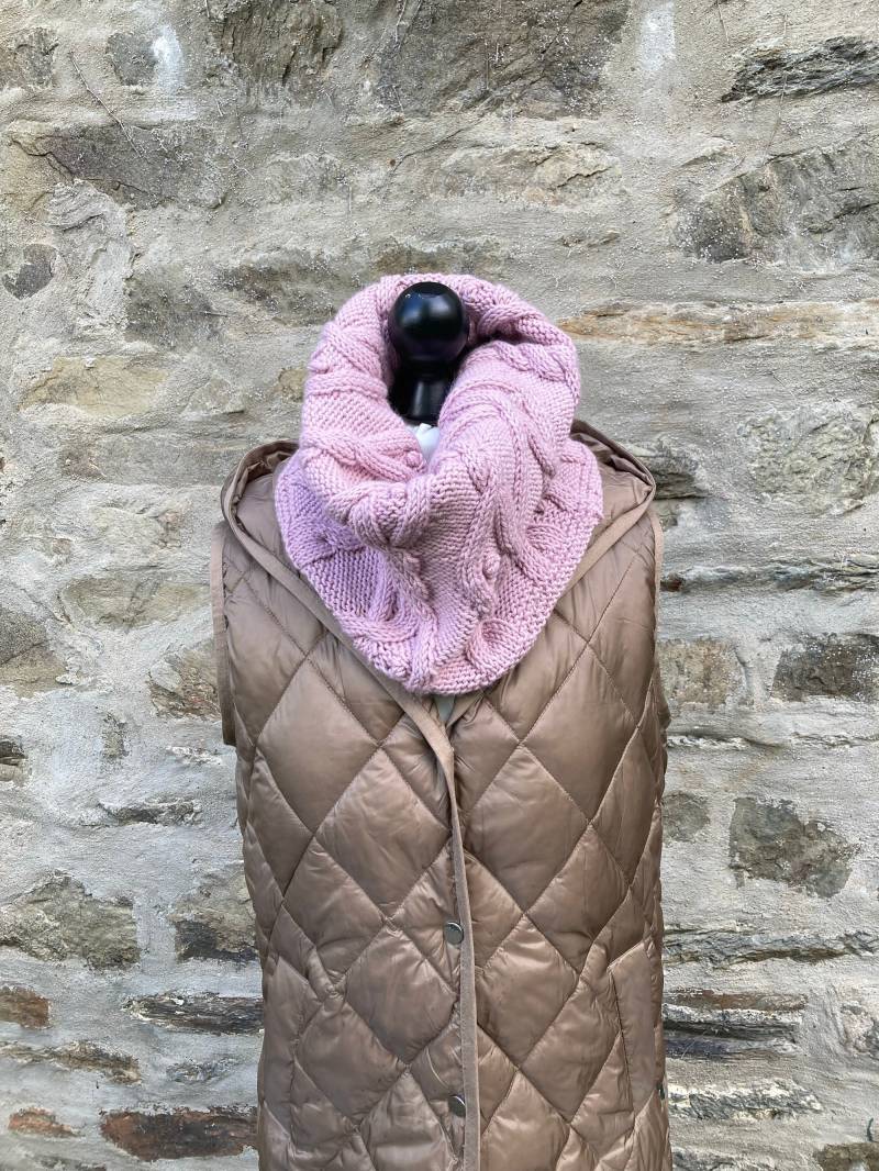 Loop „Kaschmirin " in Feinem Zopfmuster Handgestrickt. in Zartem Babyrosa Und Hochwertigem Kaschmir-Wollmix. 2 Größen/Längen Erhältlich von WOOLBLOOMY