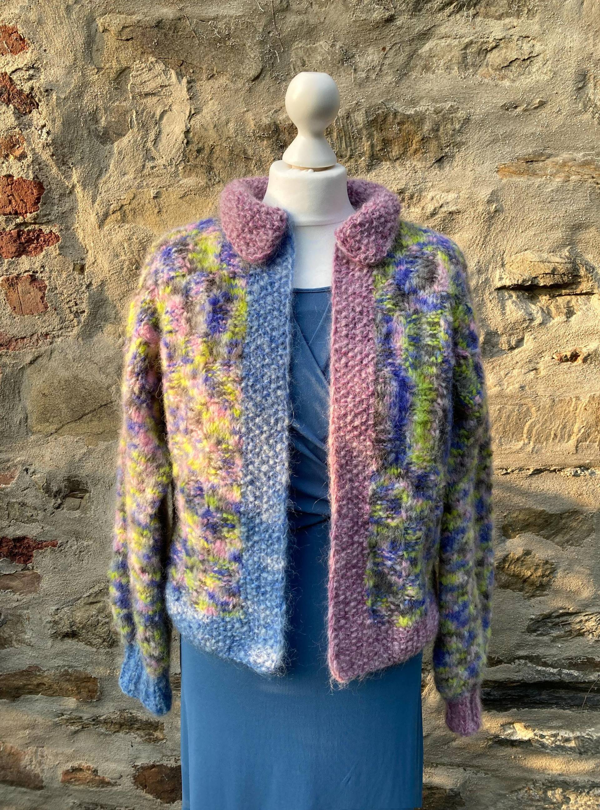 Luxus Alpaka Cardigan in Flauschig-Buntem Boho Street Style. Handgestrickte Weste. Traumhaft Kuschelige Damenmode. Größe 38-40 Luxus Alpaka Cardigan in Flauschig-Buntem Boho Street Style. Handgestrickte Weste. Traumhaft Kuschelige Damenmode. Größe 38-40 von WOOLBLOOMY