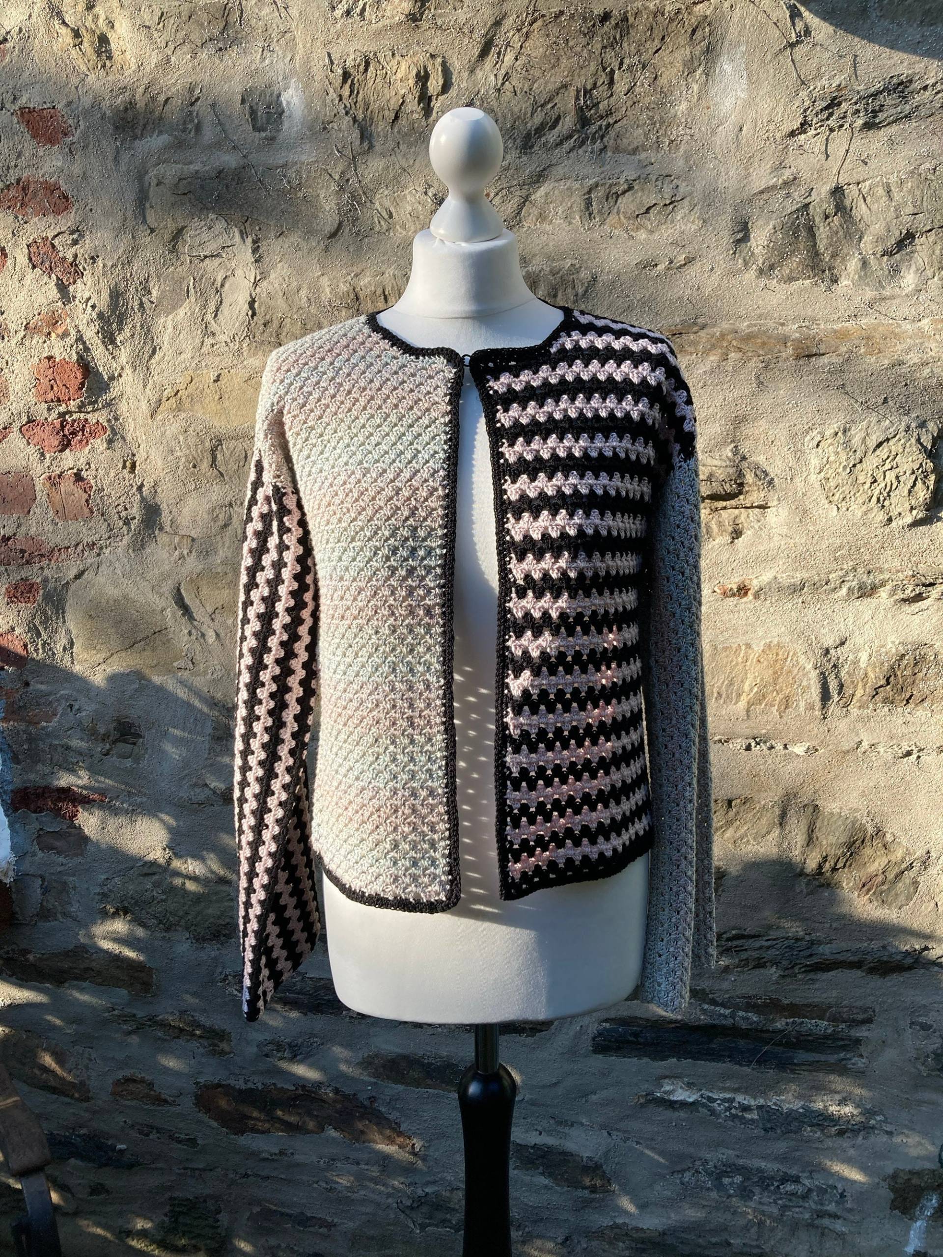 Luxus Cardigan „Summer" in Edlem Creme-Rose Und Schwarz Farb-Mix. Selbst Gehäkelt Aus Recyceltem Leinen Viskose. Größe 38. Slow Fashion Luxus Cardigan „Summer" in Edlem Creme-Rose Und Schwarz Farb-Mix. Selbst Gehäkelt Aus Recyceltem Leinen Viskose. Größe 38. Slow Fashion von WOOLBLOOMY