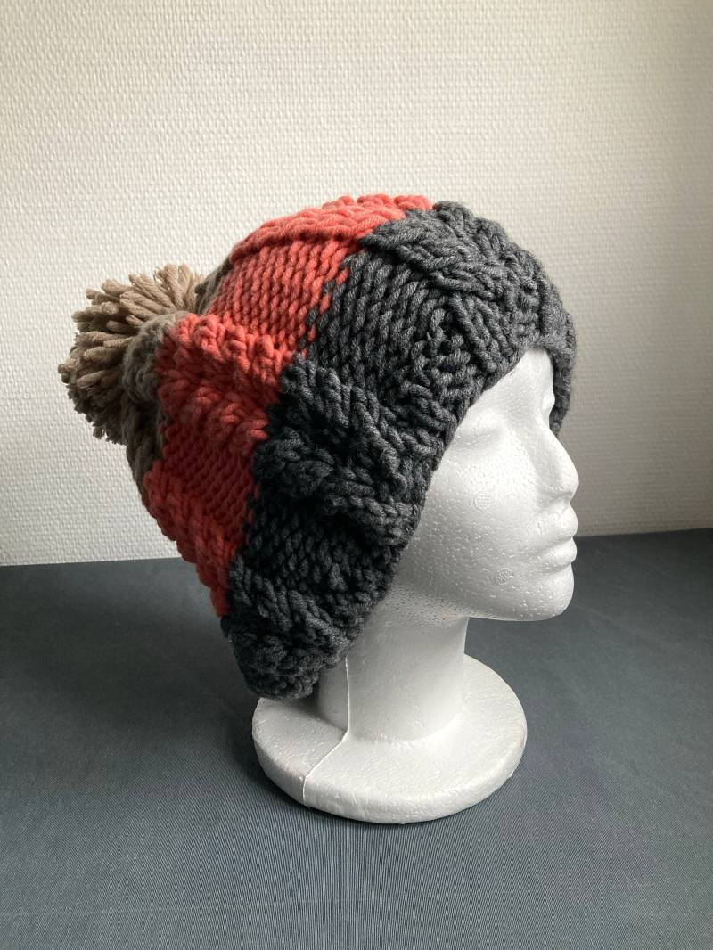 Oversize Bommel-strickmütze „Maxi".handgestrickt Mit Zopfmuster Und in Farbstreifen Beige, Koralle Anthrazit. Einheitsgröße | M-xl von WOOLBLOOMY