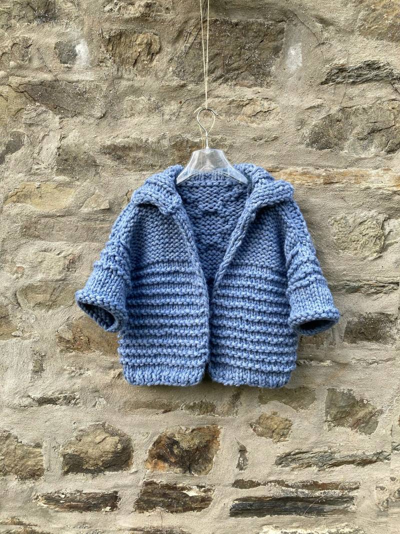 Oversize Cardigan Mit Zopfmuster. Grobstrick Weste in Kräftigem Mittelblau, Coolem Mustermix Handgestrickt Aus Weicher Wollmischung von WOOLBLOOMY