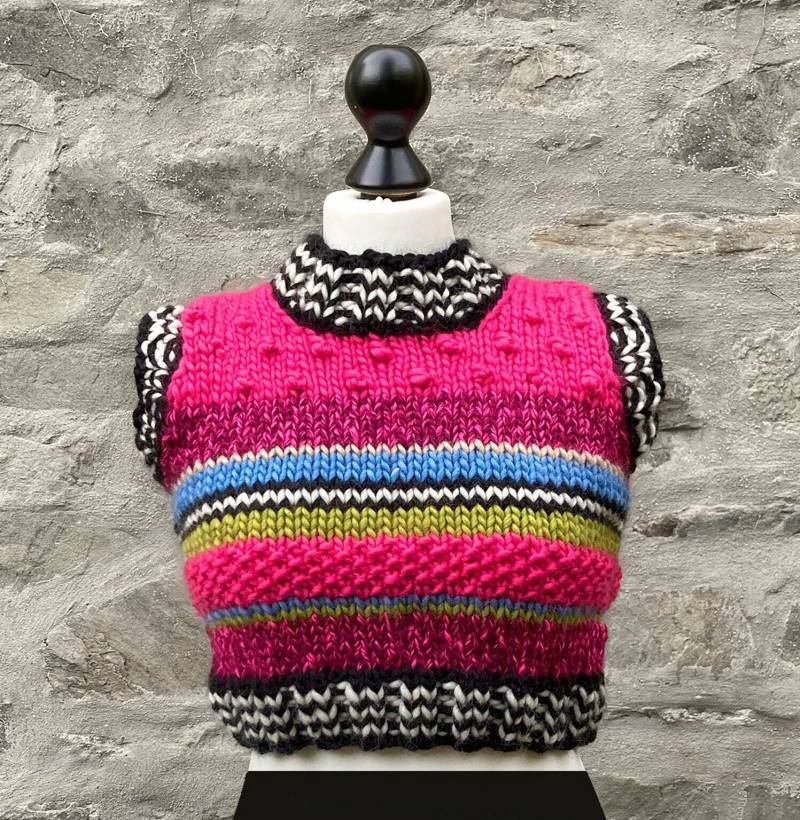 Pullunder „Candy" in Fröhlich Buntem Farb - Und Mustermix. Handgestrickt Aus Weicher, Hochwertiger Merinowolle. Kurzpulli Für Fashionitas von WOOLBLOOMY