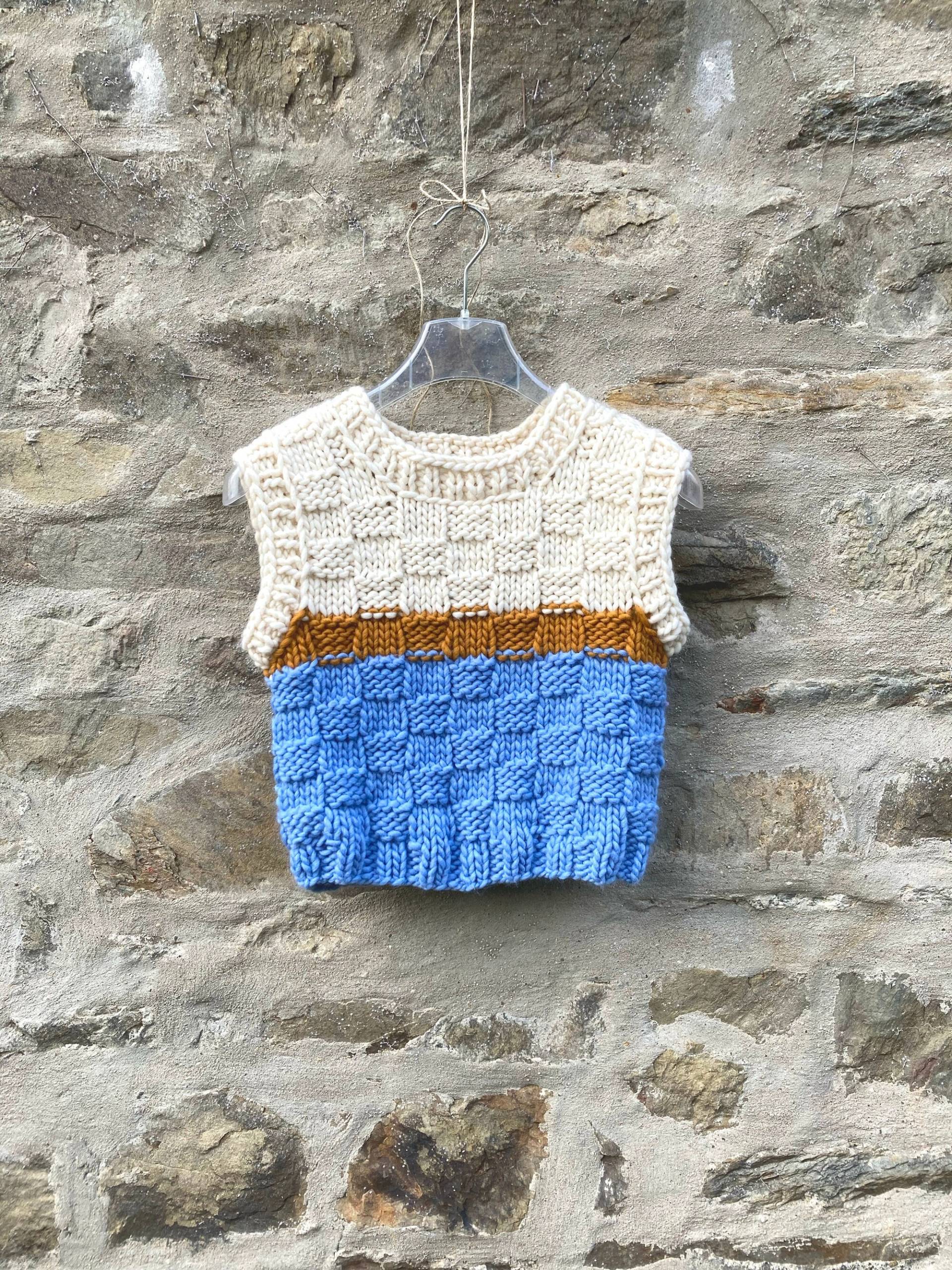 Pullunder „Chess". Grobstrick in Den Farben Creme-Zimt-Hellblau. Handgestrickt Aus Sehr Weicher Merinowollmix. Größe 36-38 Pullunder „Chess". Grobstrick in Den Farben Creme-Zimt-Hellblau. Handgestrickt Aus Sehr Weicher Merinowollmix. Größe 36-38 von WOOLBLOOMY